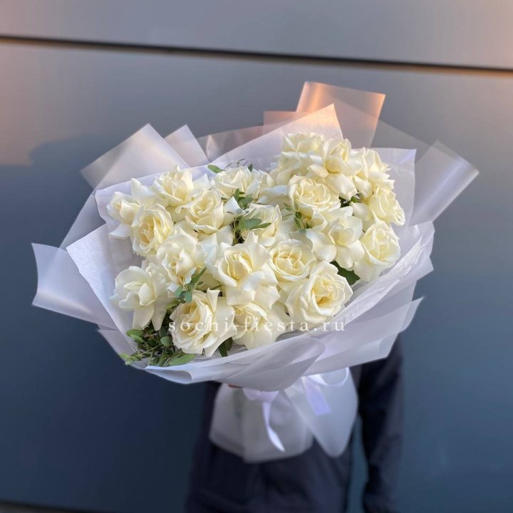 Пышный букет из белых роз в Армавире