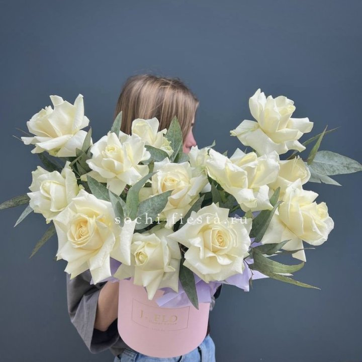 15 Французских роз в боксе в Армавире