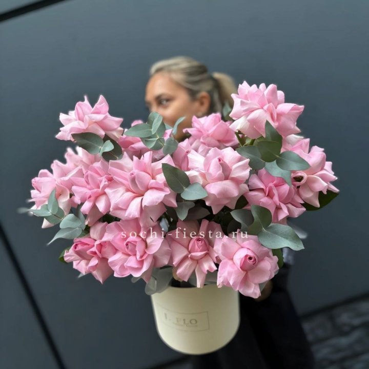 17 Розовых французских роз в боксе в Армавире