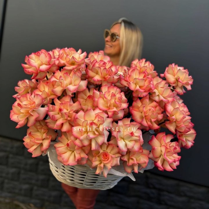 45 французских роз Джумилия в корзине в Армавире