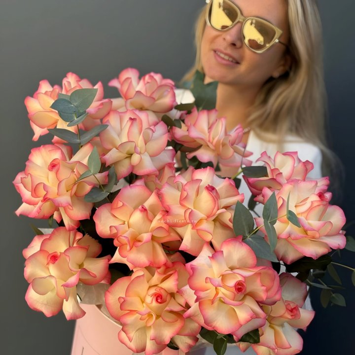 15 французских  роз Джумилия в боксе в Армавире