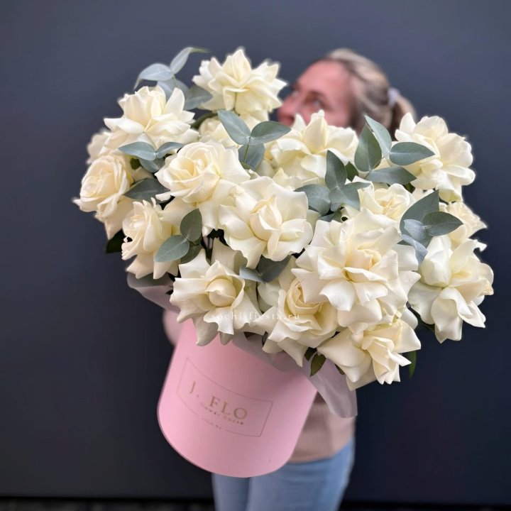 25 Французских белых роз в боксе в Армавире