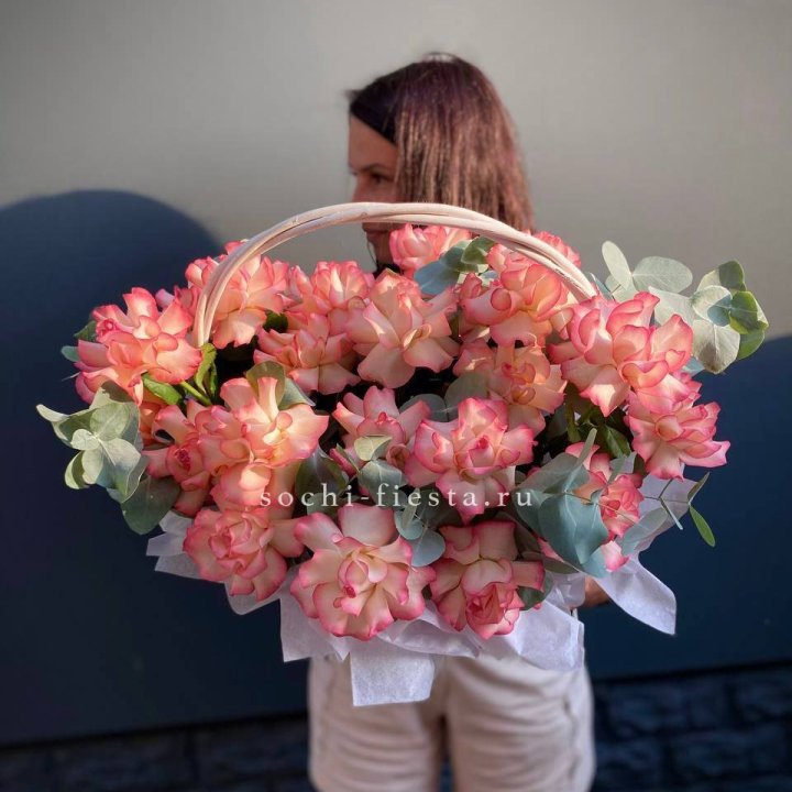 25 Французских роз Джумилия в корзине в Армавире