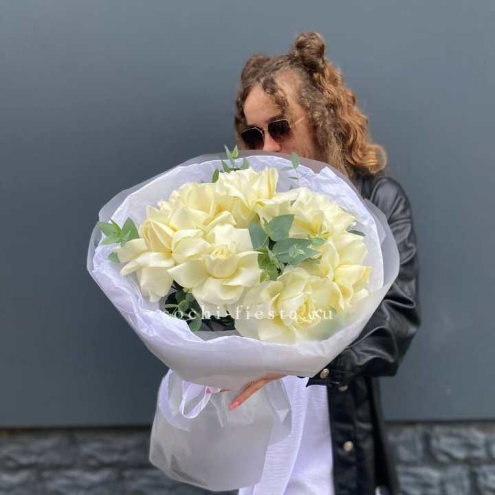 7 Белых французских роз  в Армавире