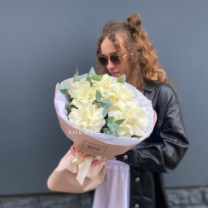 5 Белых французских роз в Армавире