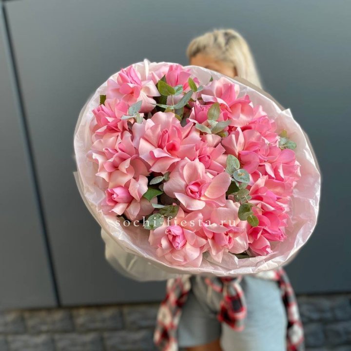 17 розовых роз в Армавире