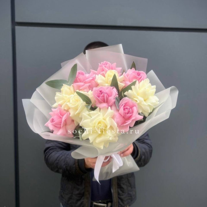 11 бело-розовых роз в Армавире