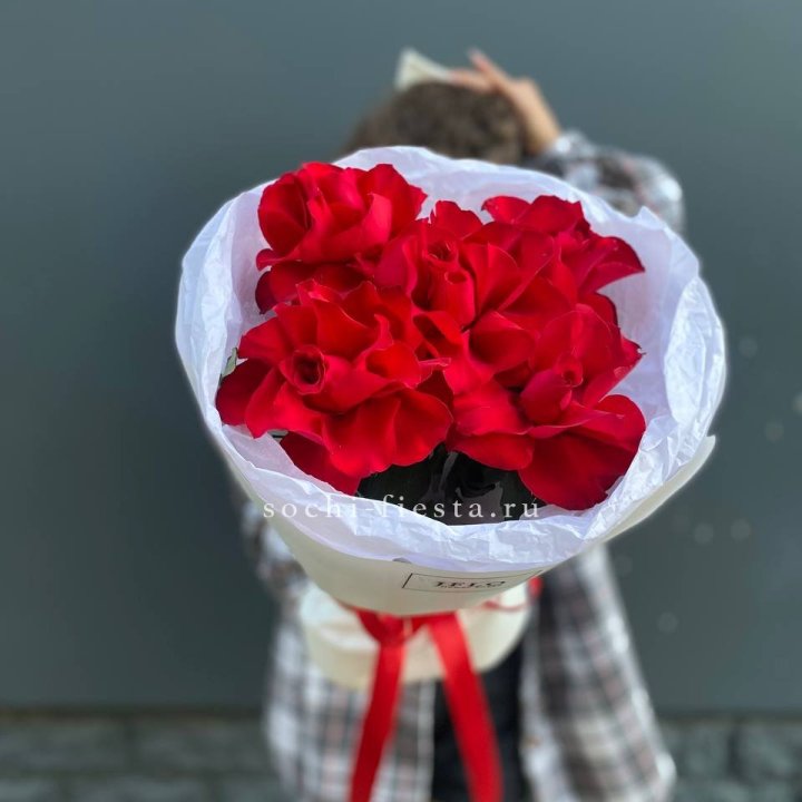 5 французских красных роз в Армавире