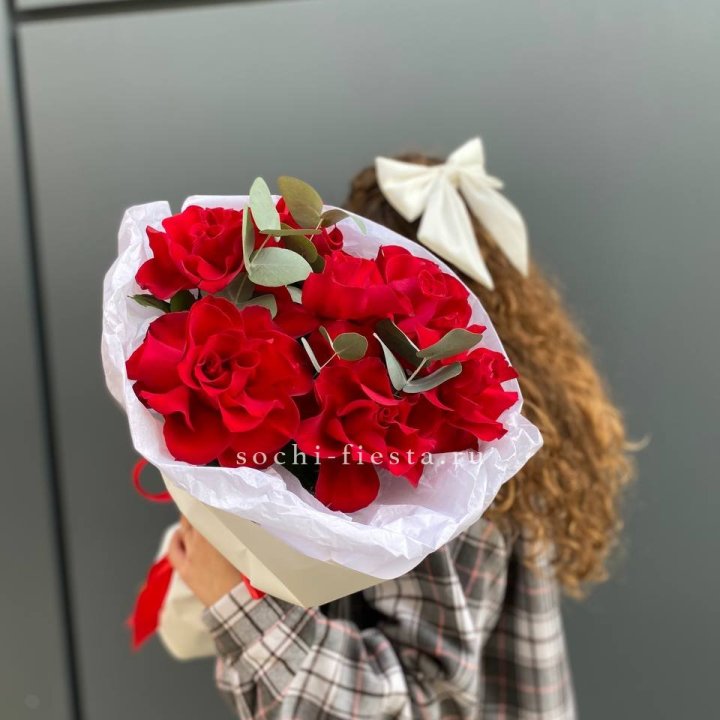 7 красных французских роз в Армавире
