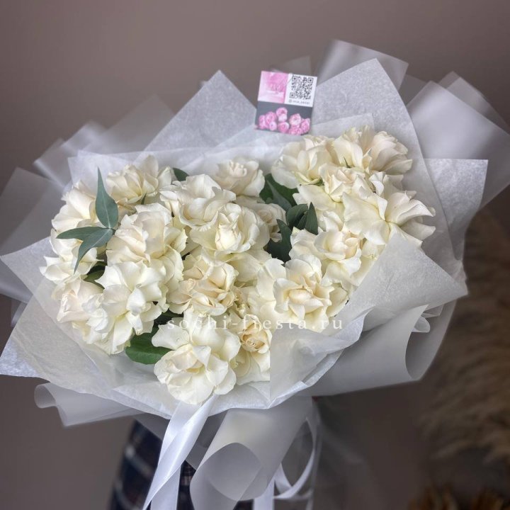 21 французских роз с эвкалиптом в Армавире