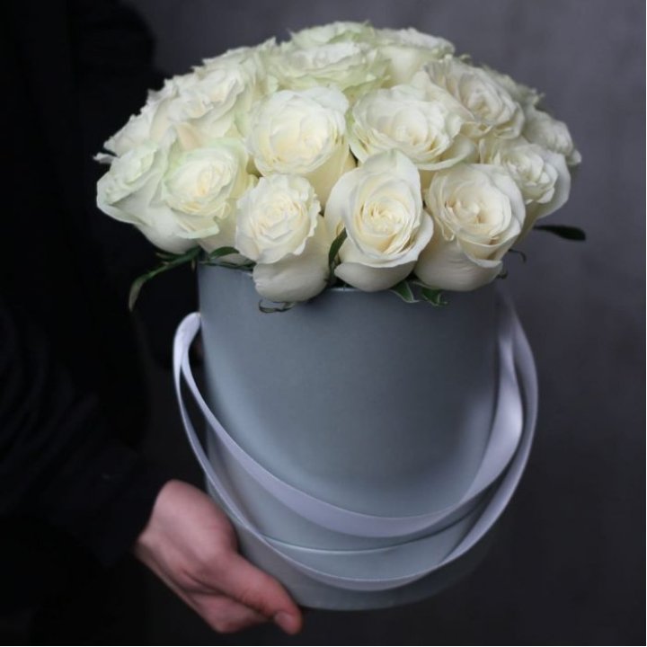 15 белых роз в цилиндре в Армавире