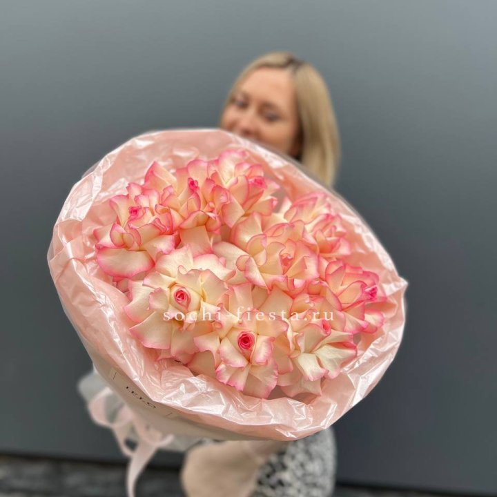 9 французских роз Джумилия в нежном оформлении в Армавире