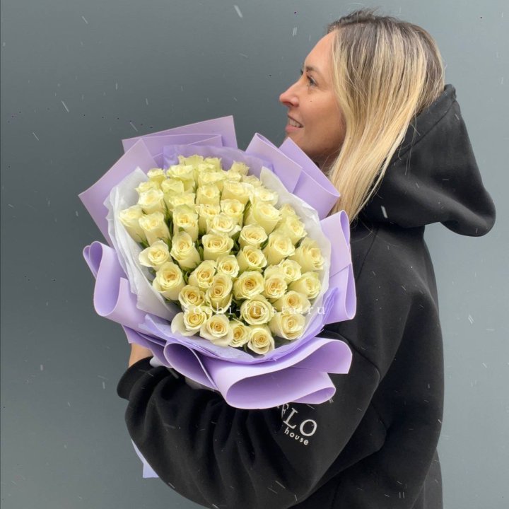 51 белая кенийская роза в оформлении в Армавире