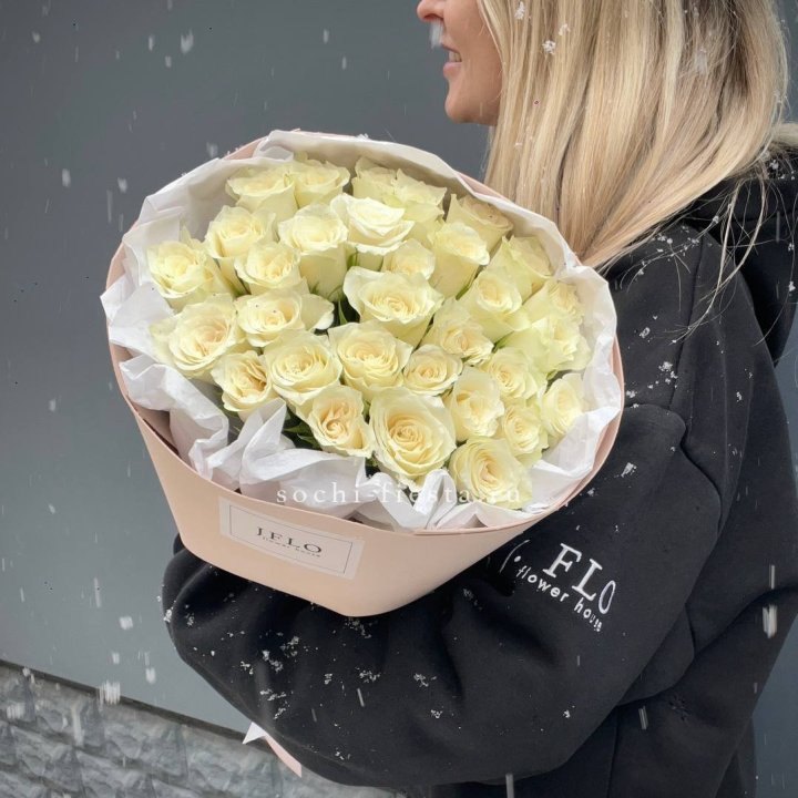 31 белая роза в оформлении в Армавире