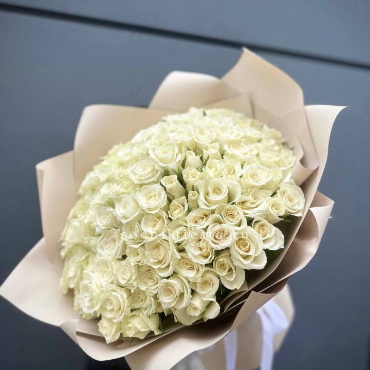 101 белая роза Атена в Армавире