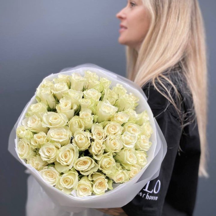 Воздушный букет из 51 белой кенийской розы в Армавире