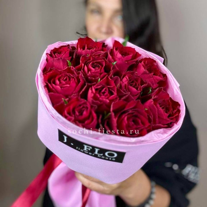 11 красных роз мадам ред в Армавире