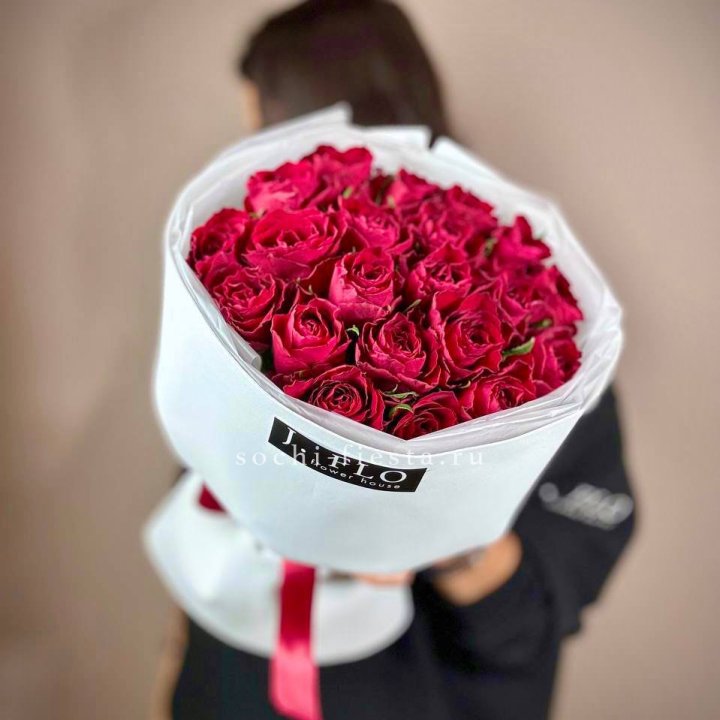 Букет красных роз мадам ред в Армавире