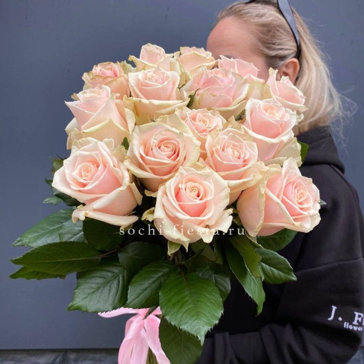 15  кремовых высоких роз в Армавире