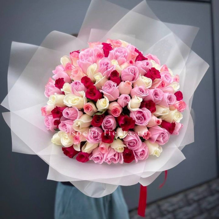 101 разноцветная роза "Карусель" в Армавире