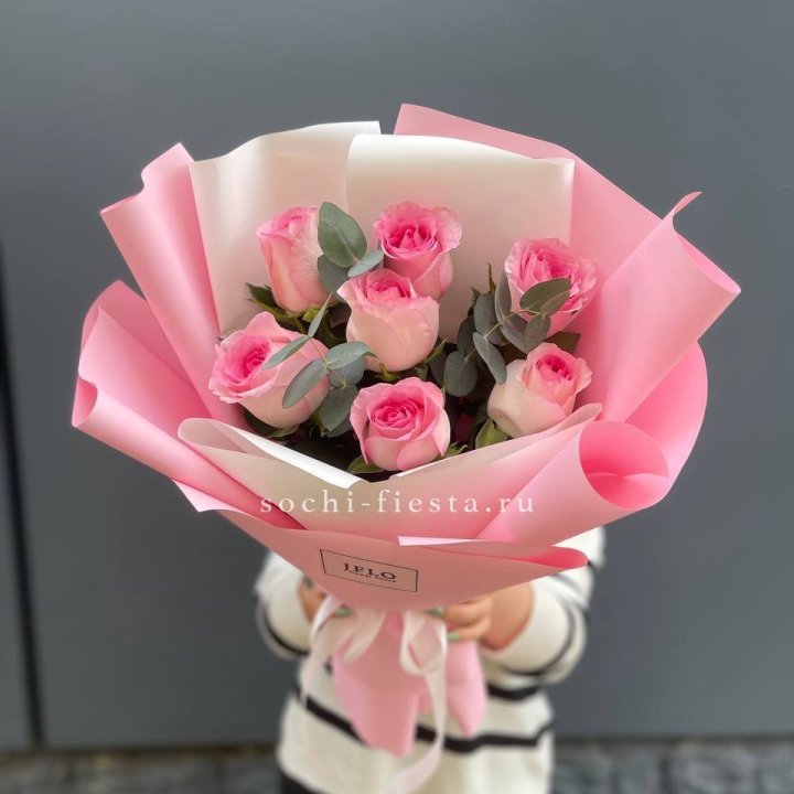 7 роз с эвкалиптом в Армавире