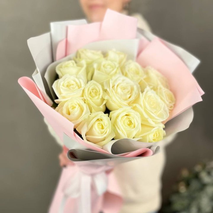 15 белых роз пудра в Армавире