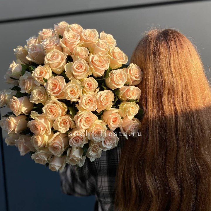 Охапка кремовых роз в Армавире