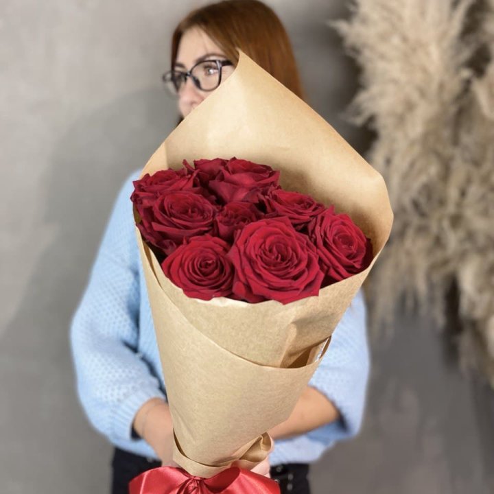 9 красных роз в крафте в Армавире