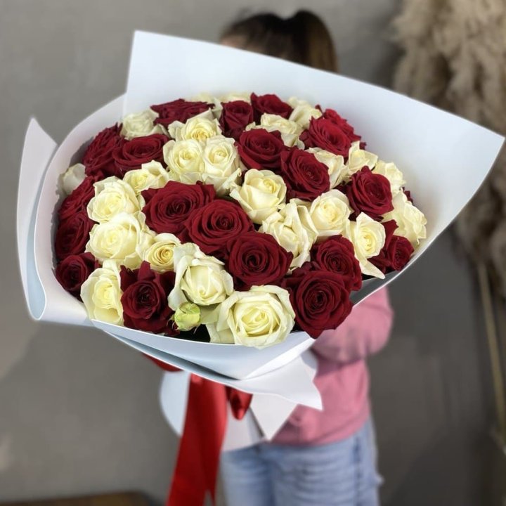 51 красная и белая роза в Армавире