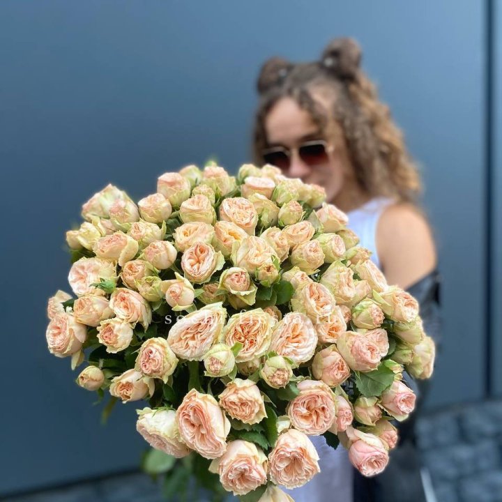 25 пионовидных роз в Армавире