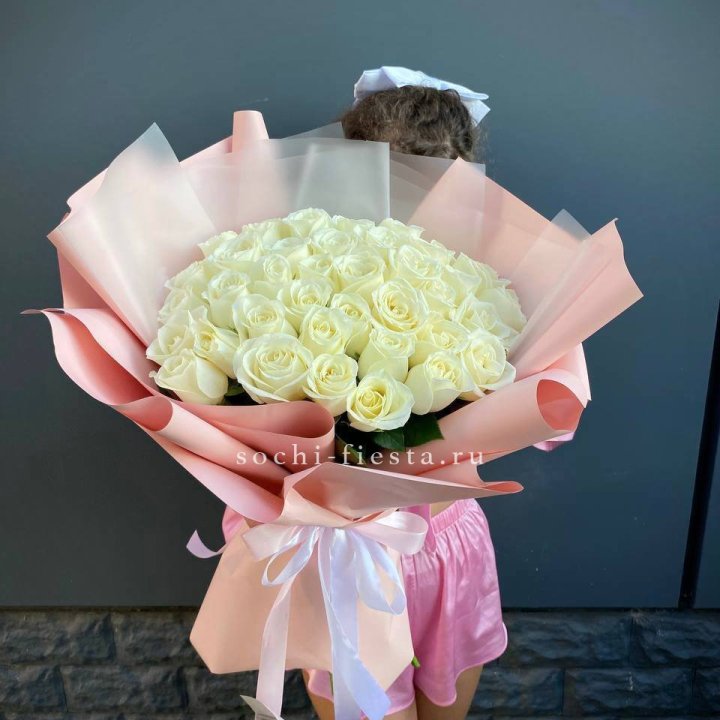 35 белых роз в Армавире