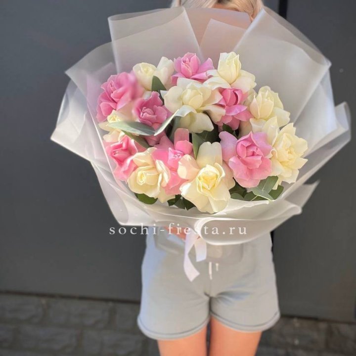 15 бело-розовых роз в Армавире