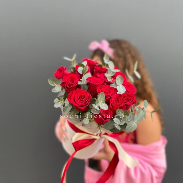 15 Красных роз в боксе №2 в Армавире