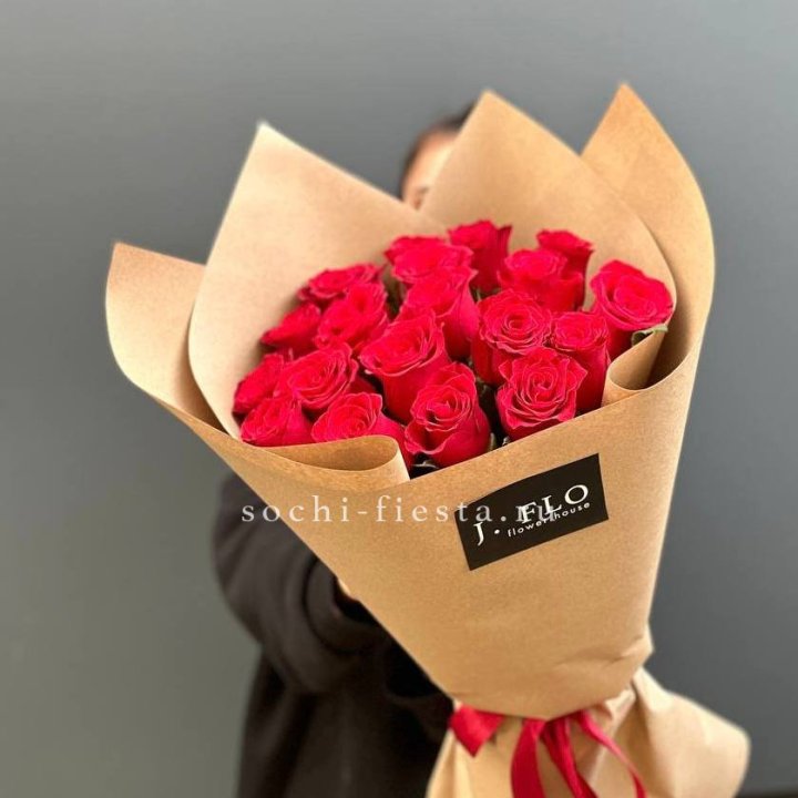19 красных роз в крафте в Армавире
