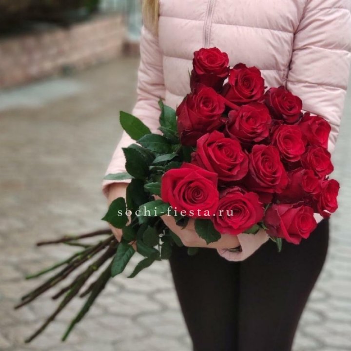 15 высоких красных роз в Армавире