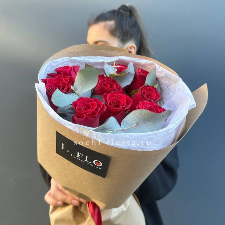 9 роз с эвкалиптом в Армавире