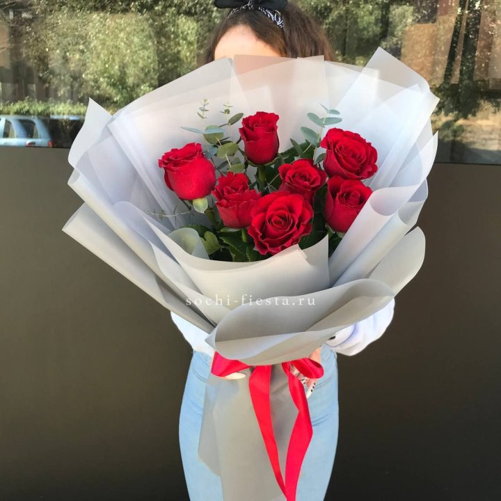 7 красных роз с эвкалиптом  в Армавире