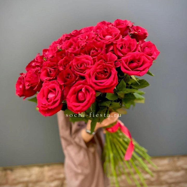 51 высокая красная роза в Армавире