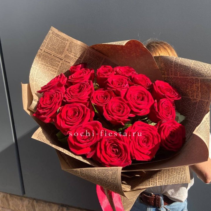 19 красных роз Леди Крафт в Армавире