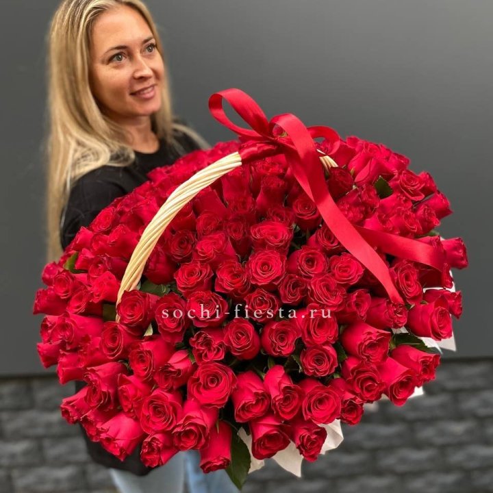 151 красная  роза в корзине в Армавире