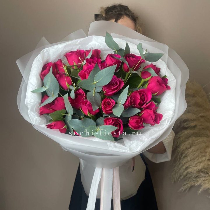 25 малиновых роз с эвкалиптом в Армавире