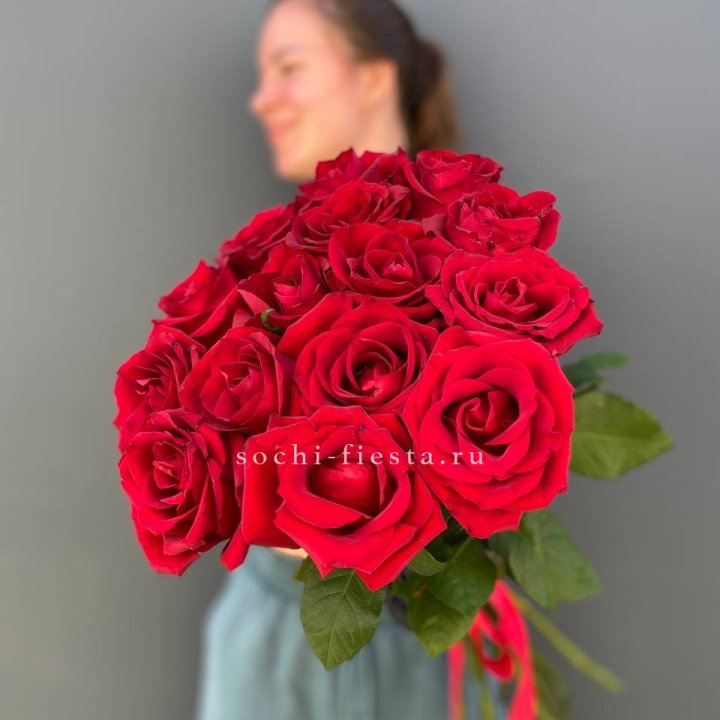 15 красных роз под ленту в Армавире
