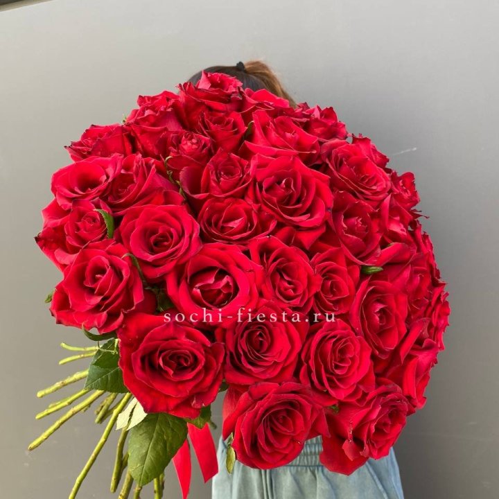 35 красных роз под ленту в Армавире