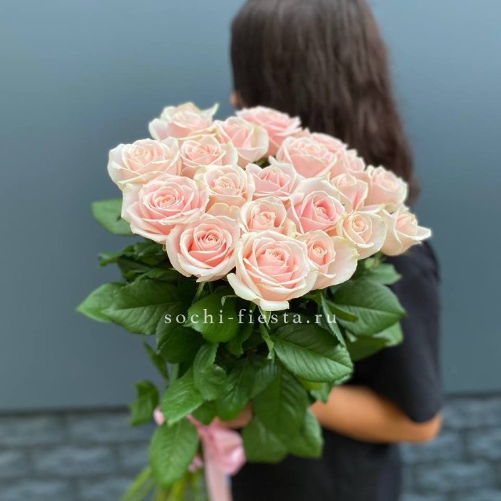Высокие розовые розы в Армавире