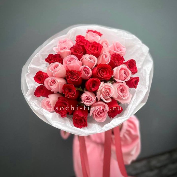 Букет красных и розовых 35 роз в Армавире