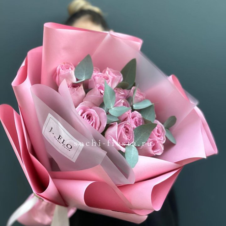 15 Розовых роз с эвкалиптом в Армавире