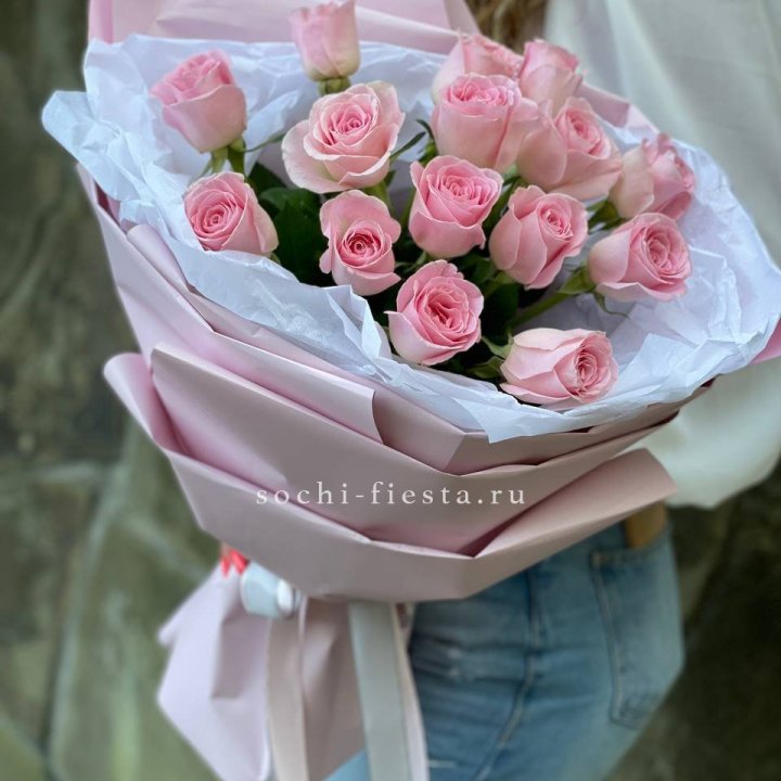 Розовые розы в авторском оформлении в Армавире