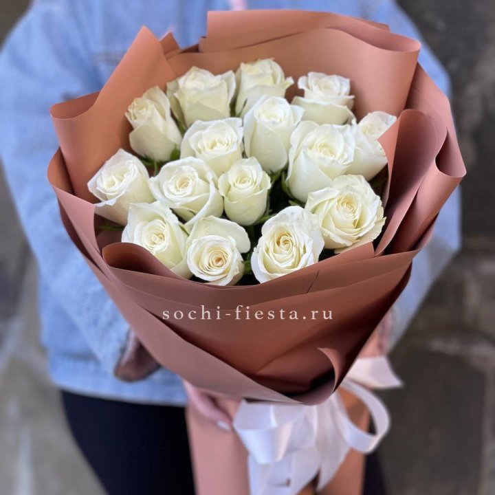 15 белых роз сиена в Армавире