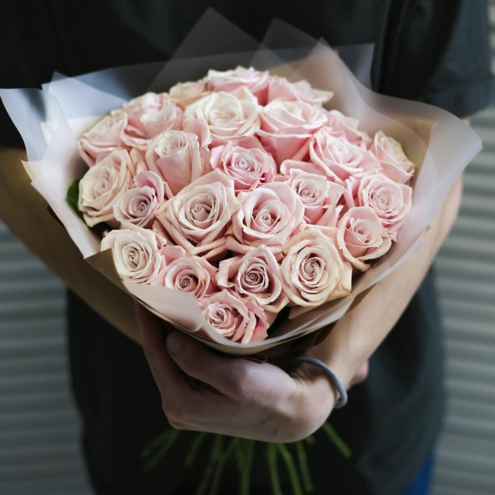27 кремовых роз в Армавире
