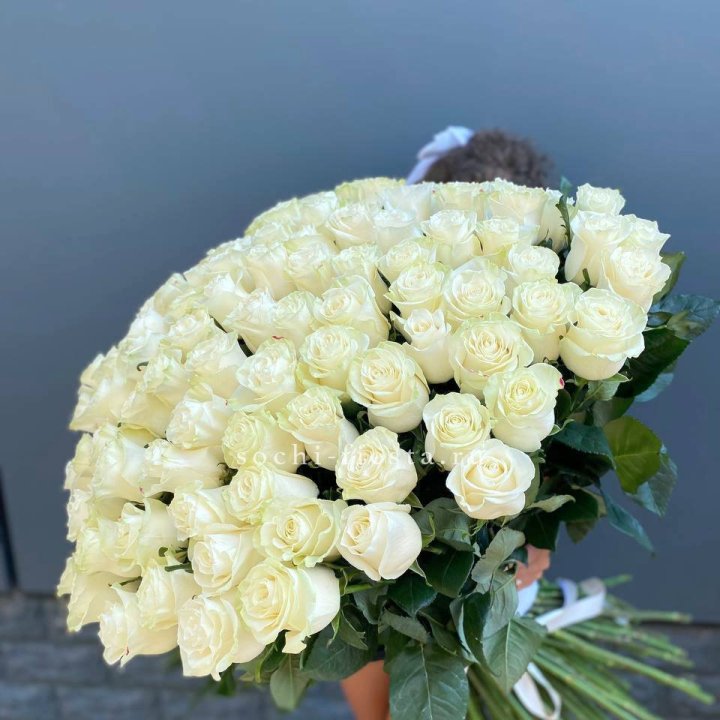 101 белая высокая роза в Армавире